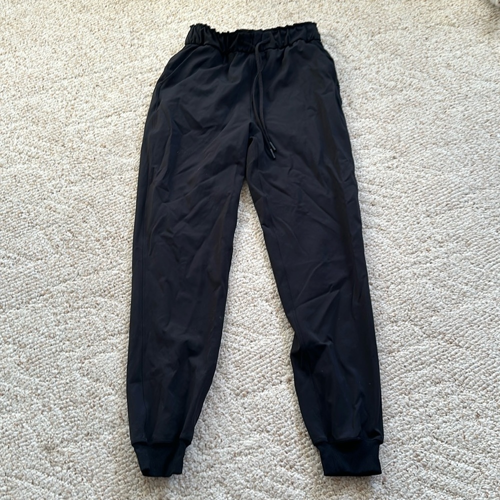 Lululemon Black On the fly Jogger High Waisted Size 4 Great Condition